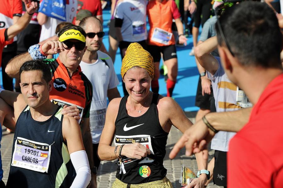 Miles de personas participan en la prueba que gana Kitwara con el récord del Maratón de Valencia