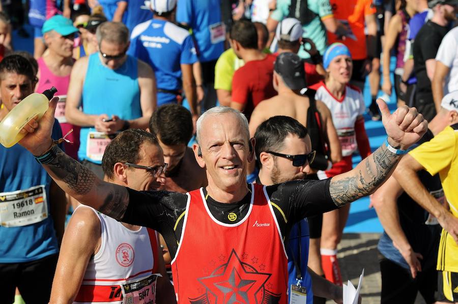 Miles de personas participan en la prueba que gana Kitwara con el récord del Maratón de Valencia