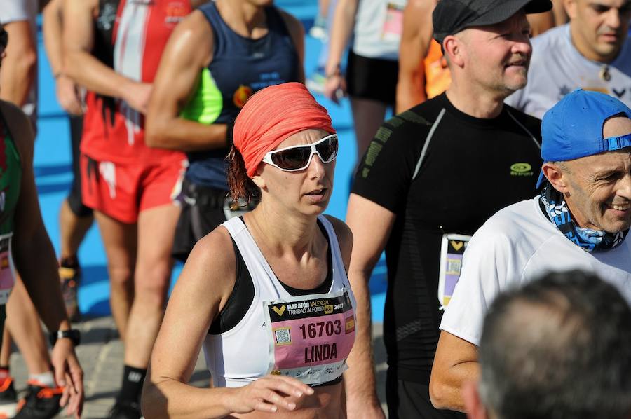 Miles de personas participan en la prueba que gana Kitwara con el récord del Maratón de Valencia