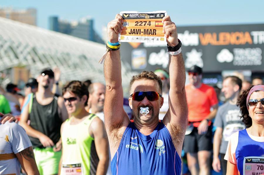 Miles de personas participan en la prueba que gana Kitwara con el récord del Maratón de Valencia