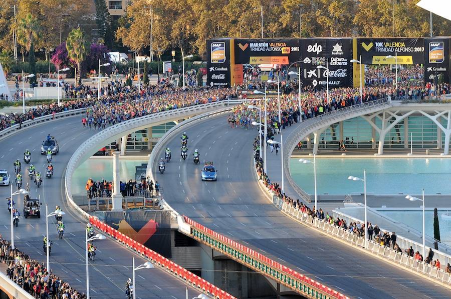 Miles de personas participan en la prueba que gana Kitwara con el récord del Maratón de Valencia