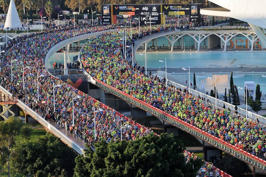 Miles de personas participan en la prueba que gana Kitwara con el récord del Maratón de Valencia