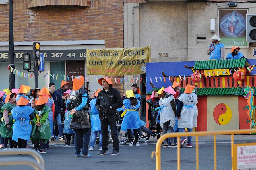 Miles de personas participan en la prueba que gana Kitwara con el récord del Maratón de Valencia