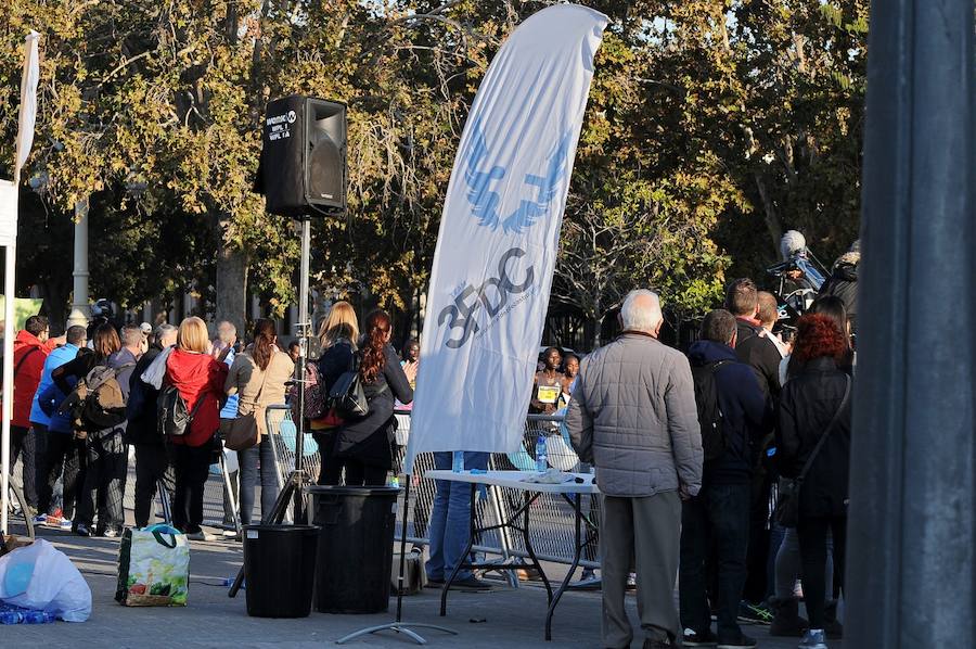 Miles de personas participan en la prueba que gana Kitwara con el récord del Maratón de Valencia