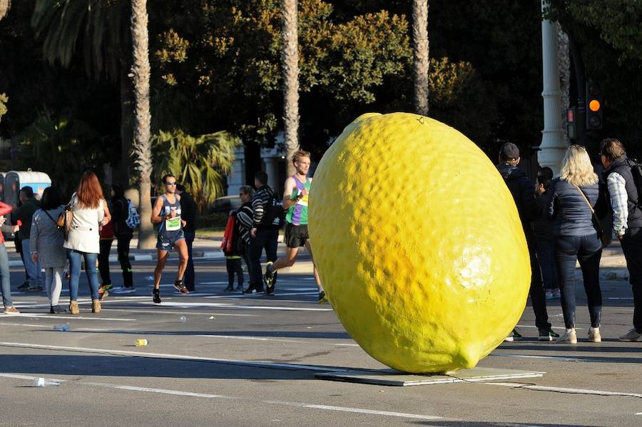 Miles de personas participan en la prueba que gana Kitwara con el récord del Maratón de Valencia