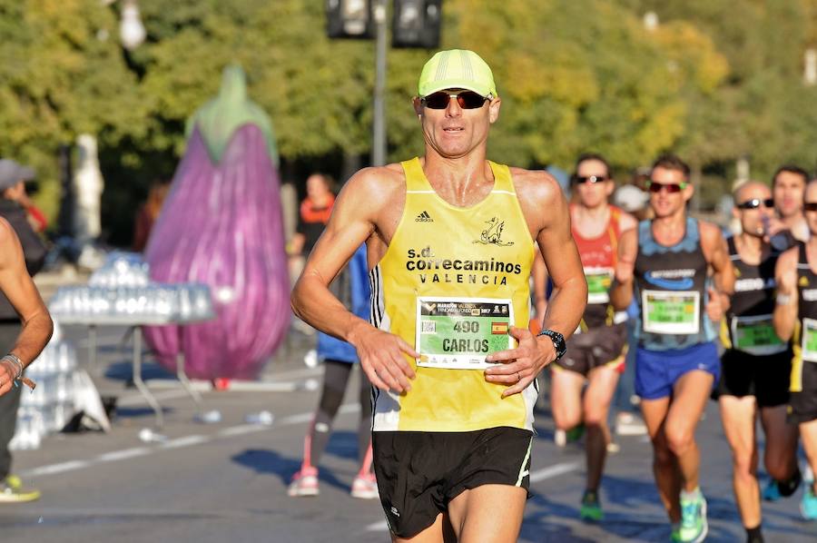 Miles de personas participan en la prueba que gana Kitwara con el récord del Maratón de Valencia