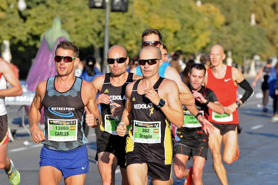 Miles de personas participan en la prueba que gana Kitwara con el récord del Maratón de Valencia