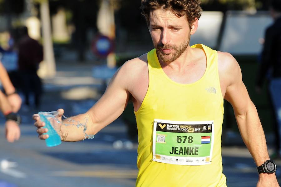 Miles de personas participan en la prueba que gana Kitwara con el récord del Maratón de Valencia