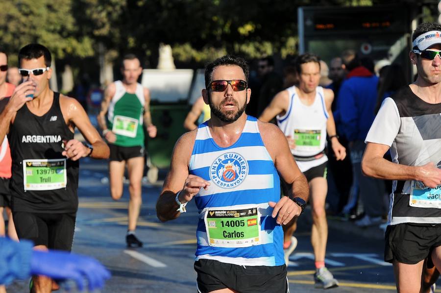 Miles de personas participan en la prueba que gana Kitwara con el récord del Maratón de Valencia