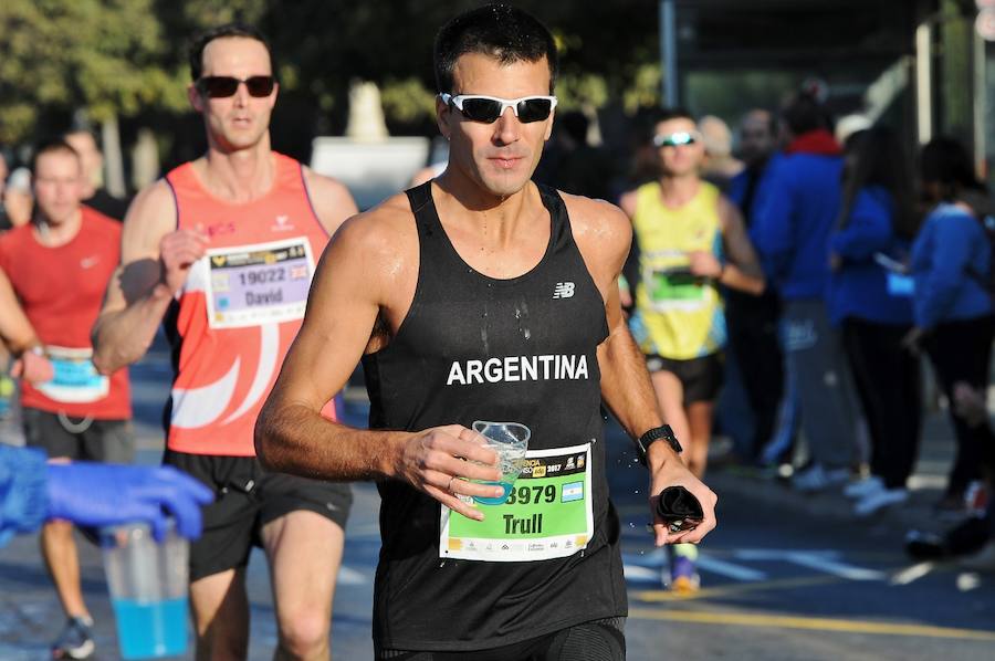 Miles de personas participan en la prueba que gana Kitwara con el récord del Maratón de Valencia