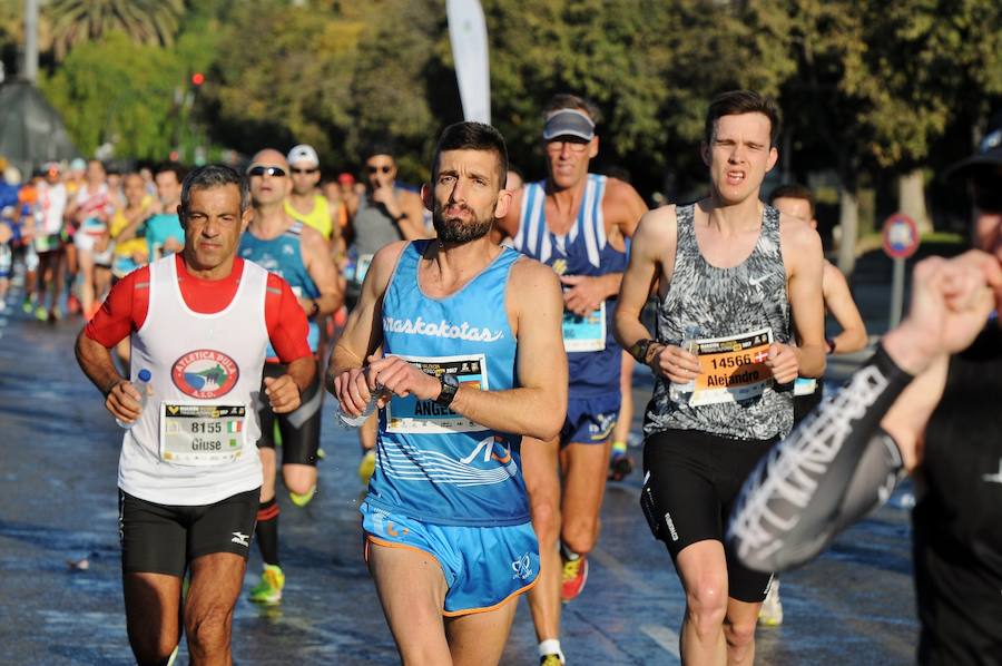 Miles de personas participan en la prueba que gana Kitwara con el récord del Maratón de Valencia