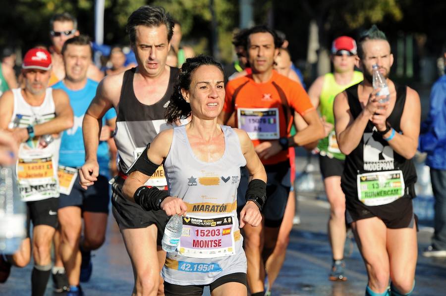 Miles de personas participan en la prueba que gana Kitwara con el récord del Maratón de Valencia