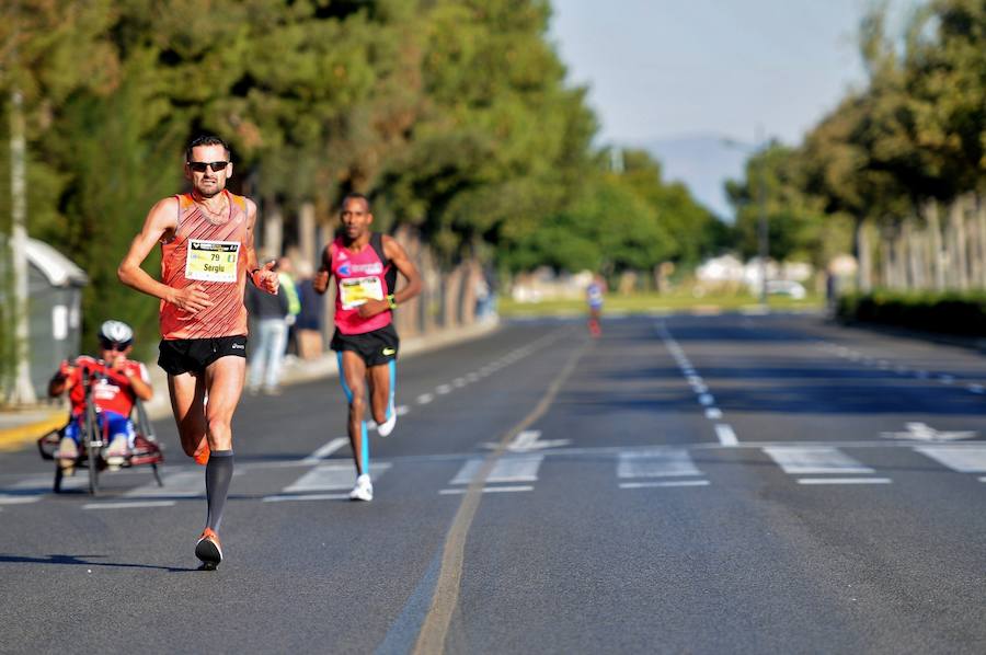 Miles de personas participan en la prueba que gana Kitwara con el récord del Maratón de Valencia