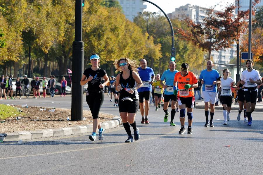 Miles de personas participan en la prueba que gana Kitwara con el récord del Maratón de Valencia