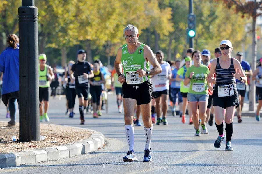 Miles de personas participan en la prueba que gana Kitwara con el récord del Maratón de Valencia