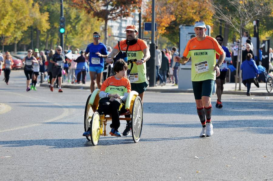 Miles de personas participan en la prueba que gana Kitwara con el récord del Maratón de Valencia