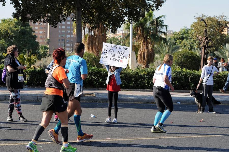 Miles de personas participan en la prueba que gana Kitwara con el récord del Maratón de Valencia