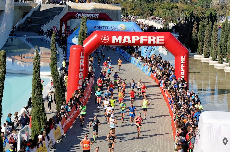 Miles de personas participan en la prueba que gana Kitwara con el récord del Maratón de Valencia