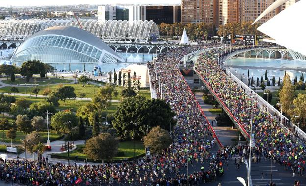 Vista general de la salida en el puente de Monteolivete del maratón y la 10K paralela. 