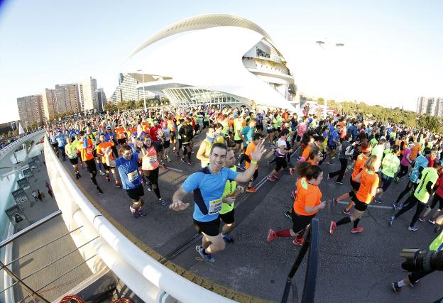 Más de 24.000 atletas estuvieron ayer en las calles de Valencia. 