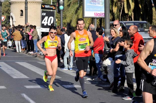 Davinia Albinyana, en el kilómetro 40 del maratón de Valencia. 