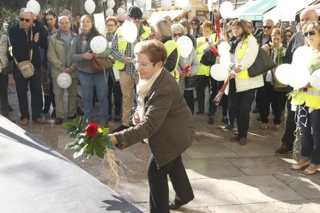 Una participante en el acto de recuerdo a las víctimas de accidentes de tráfico durante la ofrenda de flores, ayer. 
