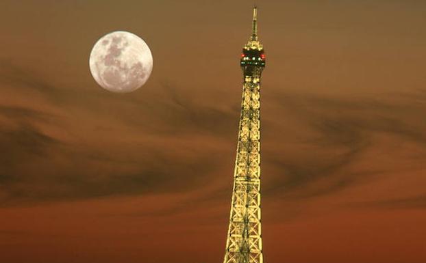 Vista nocturnas de la Torre Eiffel. 
