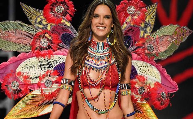 La modelo brasileñan Alessandra Ambrosio durante la pasarela.