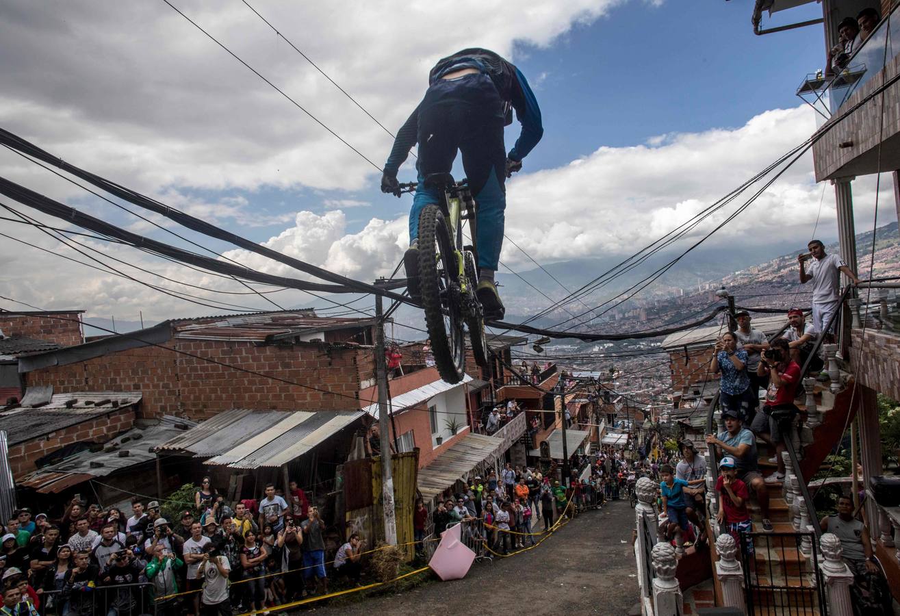 Ciclismo extremo en la carrera Urban Bike Inder Medellin que se celebra en la Comuna 1 de Medellín (Colombia). 
