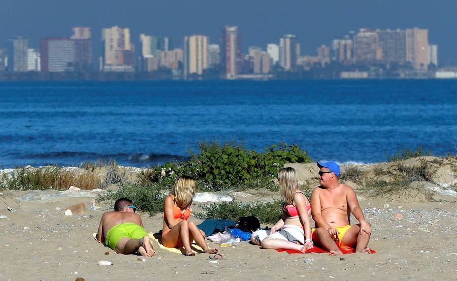 Las altas temperaturas que está soportando Valencia en esta época del año, en que los termómetros marcan más de 20 grados, propician imágenes como la de jóvenes tomando el sol en la playa de la Malvarrosa.