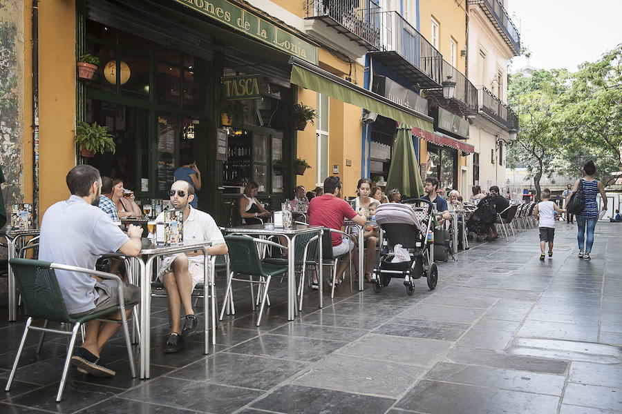 5.- Gastronomía: La siguiente parada del 'viaje' por la ciudad que comparte con nosotros Cuchita Lluch nos lleva hasta La Lonja. "Junto a los escalones de La Lonja había una cafetería que me encantaba", cuenta.