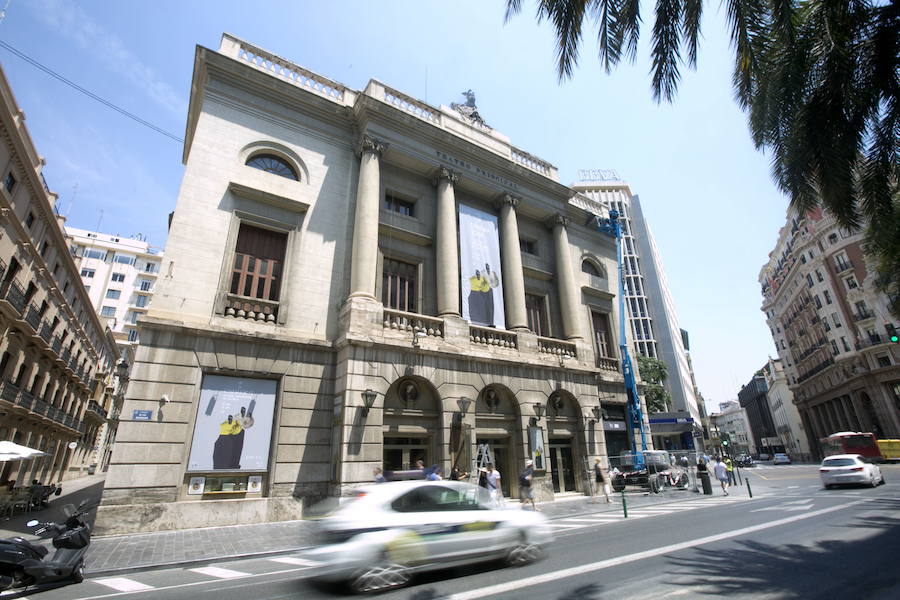 6.- Noches de teatro, ópera y mucho más: Uno de los rincones favoritos de Cuchita es el Teatro Principal ya que le devuelve a su infancia. "Lo veía desde la ventana de mi habitación y mi parada de autobús estaba enfrente", relata. "Además, allí me presentaron como fallera mayor infantil de Valencia", recuerda. 