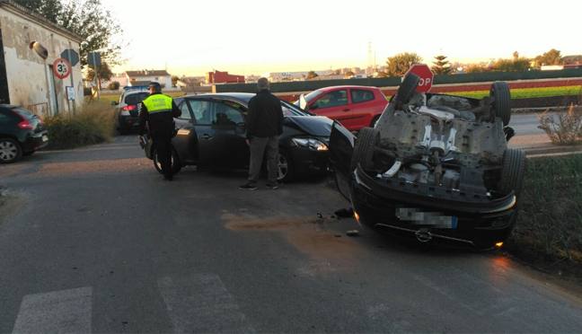 Un coche vuelca tras el choque con otro vehículo en una zona de huerta de Alboraia.