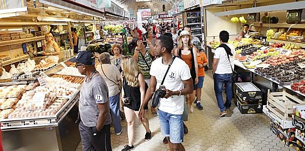 Turistas en uno de los pasillos del Mercado Central. 