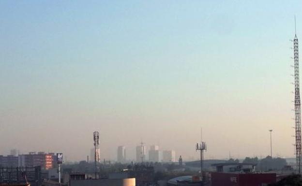 Valencia, cubierta por el humo de la quema de paja, a finales de la semana pasada.