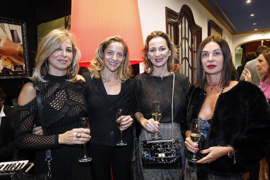 Vicente Gracia se ha confirmado este jueves como uno de los dinamizadores de la vida social valenciana. El prestigioso joyero ha organizado en la popular Casa Gracia de la calle de la Paz su tradicional fiesta de fin de año, que en esta ocasión además ha servido para celebrar los 25 años de la misma. Por este motivo, los asistentes al acto pudieron admirar un conjunto de piezas de joyería del Siglo de Oro Español pertenecientes a la colección de Deborah Elvira, una de las mayores coleccionistas del mundo.