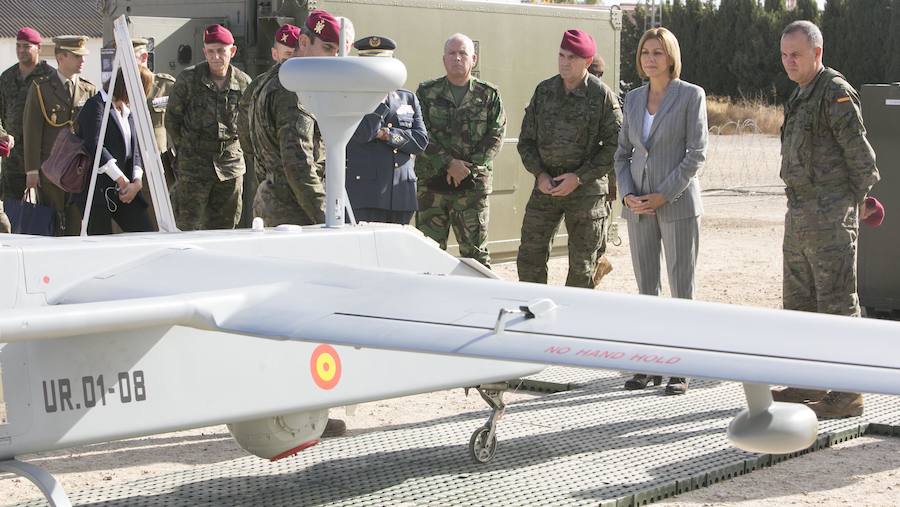 Fotos de la visita de la ministra de Defensa, María Dolores de Cospedal, a la base militar de Bétera