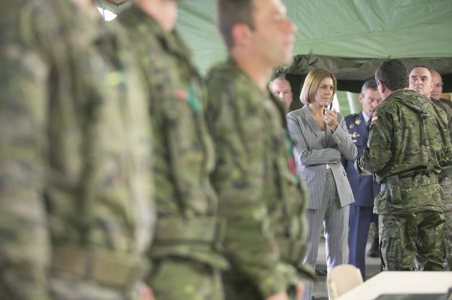 Fotos de la visita de la ministra de Defensa, María Dolores de Cospedal, a la base militar de Bétera