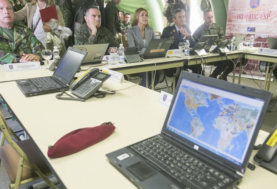 Fotos de la visita de la ministra de Defensa, María Dolores de Cospedal, a la base militar de Bétera
