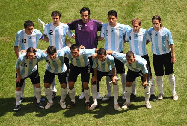 Garay (2) y Messi (15), en la final de los Juegos Olímpicos de Pekín. 