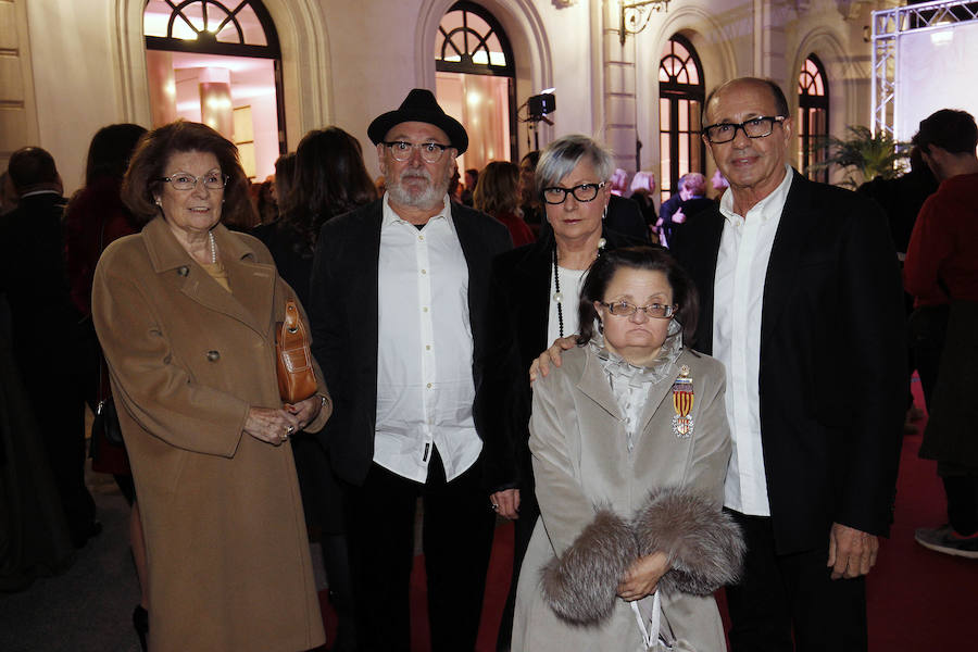 Las regines dels Jocs Florals que han representado a Lo Rat Penat desde el centenario del certamen (en 1983) y hasta la actualidad pasaron este viernes una vez más a la historia, puesto que coincidieron en un emotivo acto que tuvo lugar en el edificio del Reloj del Puerto de Valencia.