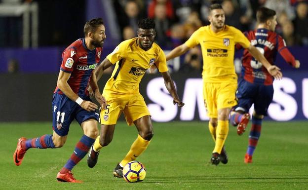 Morales controla un balón en el partido contra el Atlético.