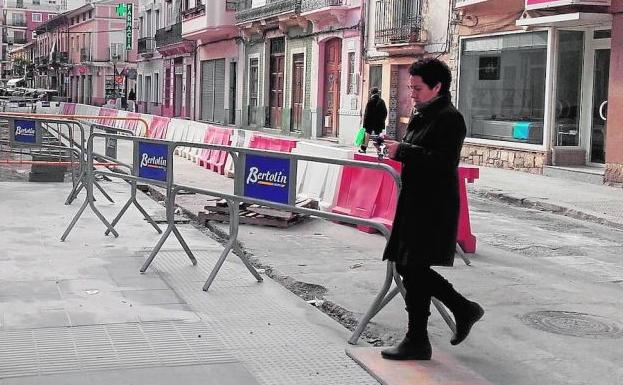 Calle José Benlliure en obras y al fondo, la calle Mediterráneo también con aceras levantadas. 