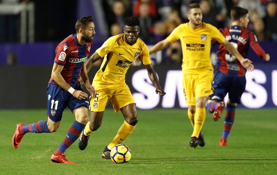 El conjunto rojiblanco venció por 5-0 en el Ciutat de València, donde no había ganado en la última década, con dobletes de Griezmann y Gameiro.