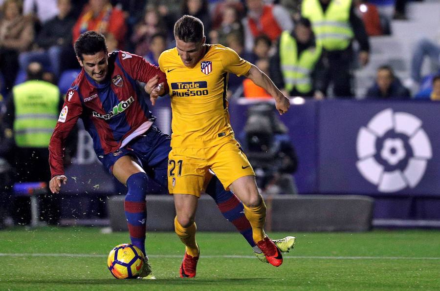 El conjunto rojiblanco venció por 5-0 en el Ciutat de València, donde no había ganado en la última década, con dobletes de Griezmann y Gameiro.