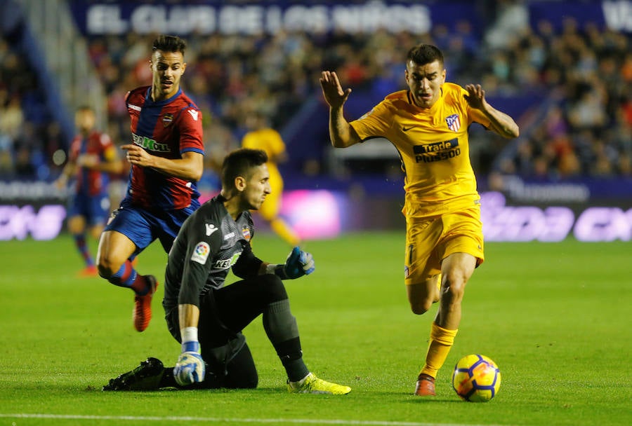 El conjunto rojiblanco venció por 5-0 en el Ciutat de València, donde no había ganado en la última década, con dobletes de Griezmann y Gameiro.