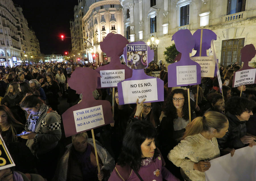 Fotos de la manifestación contra la violencia machista en Valencia