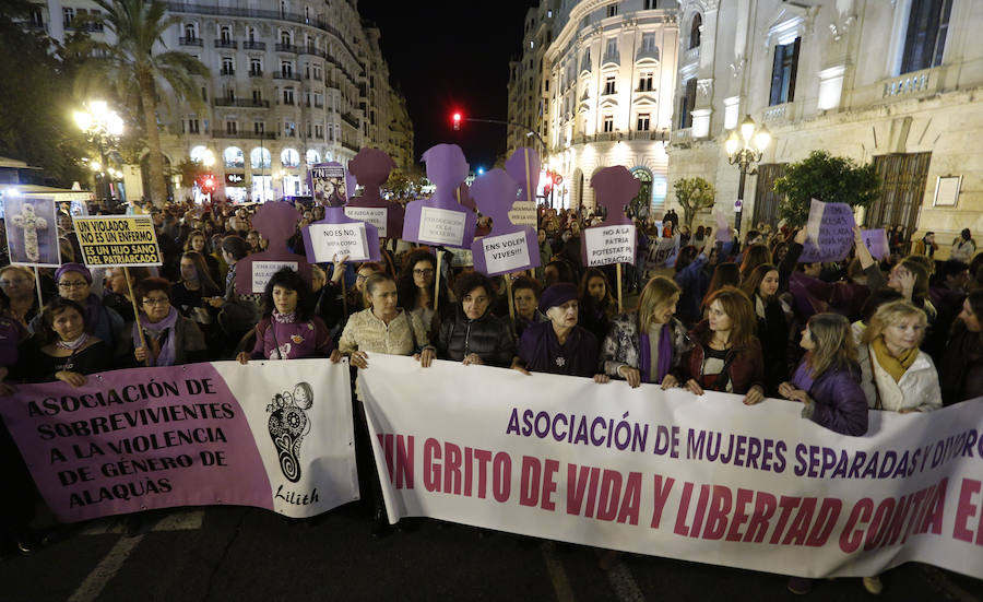 Fotos de la manifestación contra la violencia machista en Valencia