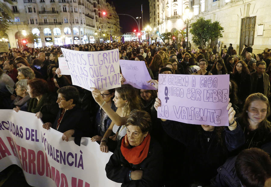 Fotos de la manifestación contra la violencia machista en Valencia