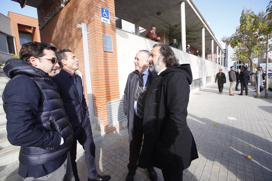 Familiares y amigos del expresidente del mejor Valencia de la historia asisten a su funeral en la parroquia José María Escrivá. 